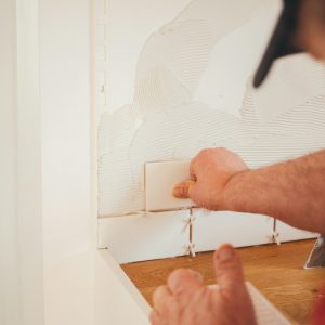اجرای چسب کاشی پودری ویژه روی سطح