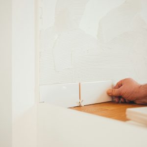 اجرای چسب کاشی پودری و نصب کاشی